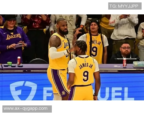 詹姆斯赛后分享与儿子布朗尼同场竞技的珍贵瞬间引发热议 詹姆斯赛后分享与儿子布朗尼同场竞技的珍贵瞬间引发热议